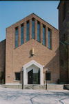S:t Görans kyrka, västfasaden med huvudentrén och det äldre kyrktornet t h. 
