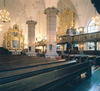 Tyska S:ta Gertruds kyrka, kyrkorummet med altaruppsatsen till vänster och kopian av kyrkans ursprungliga barockorgel i mitten av bilden. 