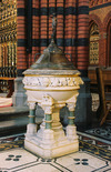 S:t Johannes kyrka, dopfunten med lock med Johannes Döparen i brons. 
