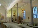 Kyrkan sedd mot koret och dopkapellet längst fram i sidoskeppet som utgörs av
partiet bakom de smäckra kolonnerna.
