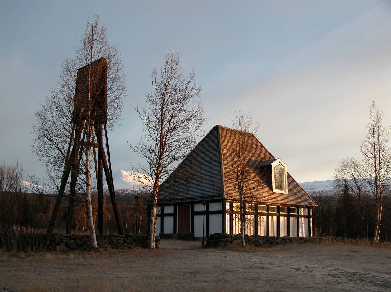 Kapellet kännetecknas av sitt höga valmade brädspånstäckta tak och de vita träväggarna med tjärade detaljer. Formen är knubbig och sluten, fönster till kyrksalen finns endast mot söder. Klockbocken har lika enkla former som kapellet. Med former, material och kulörer som är väl förankrade i platsen är kyrkomiljön fint inpassad i det magnifika fjällandskapet runt om. Kapellets fria läge i fjällmiljön är en kvalitet som bör värnas, så att inte annan bebyggelse kommer för nära inpå kyrkotomten.