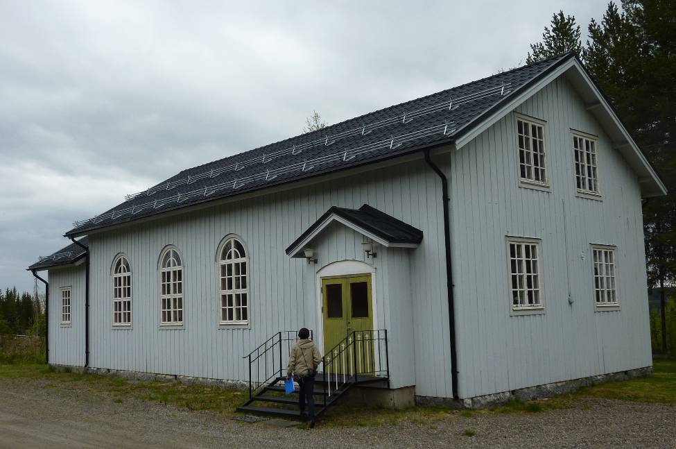 Kapellet är oansenligt och inte särskilt sakralt. Nästintill det enda som avslöjar byggnadens funktion är de rundbågade fönstren och bro-räckets utformning, samt i viss mån deutbyggda koret. Denändrade kulören, byteav takmaterial till plegel och snöras-skydden har minskat byggnadens kulthistoriska värden.