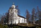 Risbäcks kyrka byggdes efter ritningar av kronolänsman Eleazar Rehn 1858–59 och skall enligt en beskrivning från 1920 ha varit rödfärgad med vita pilastrar och tornets panel ska ha varit omålat. Ingången låg mot södra sidan av tornet. Kyrkans nyklassicistiska stil, med tidstypisk fönsterutformning och planform från byggnadstiden, förstärktes vid Otar Hökerbergs restaurering 1922–25, när kyrkan fick nuvarande brädfodring och färgsättning. Taket har hela tiden varit täckt av brädspån.