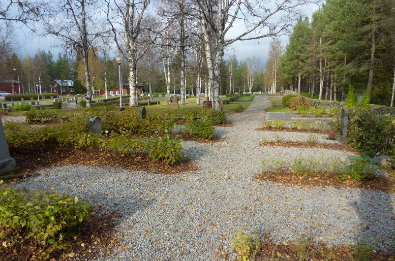 Den äldsta delen av kyrkogården i öster är den mest värdefulla delen. Här finns flera kvarter med häckomgärdade grusgravar.