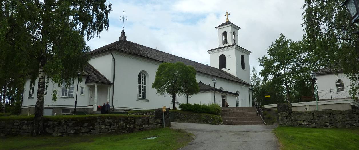 Kyrkans huvudentré ligger i västtornet, men bilburna kyrkobesökare möter kyrkan från öster via parkeringen vid Hamngatan. Det norra vapenhuset tillkom 1977, på platsen för den ursprungliga sakristian. Kyrkan var en av de första i Övre Norrland med nyklassicistisk disposition och utformning, en karaktär som ytterligare förstärktes vid restaureringen 1850, då sakristian flyttades, den stenimiterande panelen tillkom och färgsättningen ändrades. Sakristian restaurerades och fick inslag av nationalromantiska stildrag 1922, då även västentrén fick ny utformning. Exteriörens kvaliteter förtas en aning av norra vapenhuset. Gravkapellet syns till höger i bild.