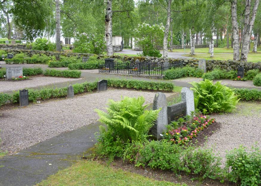 I den västra delen av kyrkogården, som utvidgades 1924, är karaktären ovanligt välbevarad, med häck-omgärdade grusgravar, några smidesstaket och björkar. Gångarna är dock som på resten av kyrkogården asfalterade. En del av häckarna har tyvärr försvunnit så att stora grusfält uppstått. I bakgrunden skymtar de putsade grindstolparna vid kyrkans västra entré.