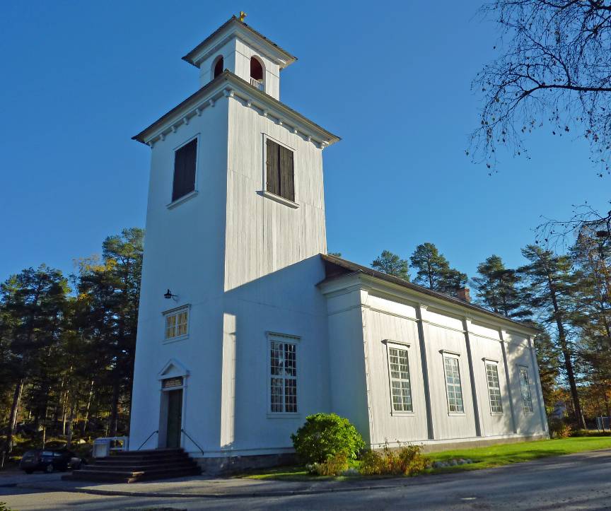 Örträsk kyrka är ett väl-bevarat exempel på den nyklassicistiska stilen med strävan mot symmetri och antikens formspråk. Kyrkan är en långhuskyrka med torn i väster. Exteriören är sparsamt utsmyckad. Entrén inramas av en enkel tempelgavel. Runt tornet löper en konsolfris. Mellan de fyra fönsteraxlarna finns pilastrar. Varje fönsteröppning är indelad i fyra bågar om vardera 12 rutor.