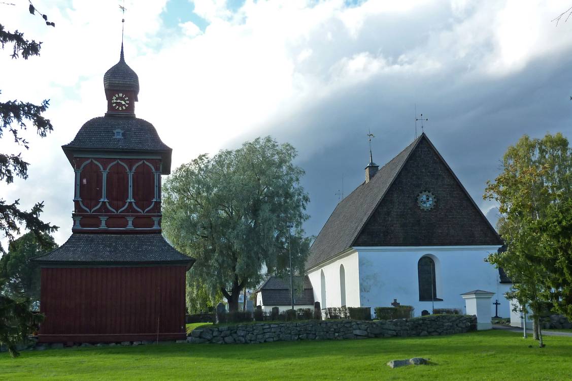 Kyrkan är länets bäst bevarade medeltida byggnadsverk, trots att sakristian och taket byggdes om på 1700-talet, och spåninklädnaden på gavelröstena är från 1950-talet. Den praktfulla klockstapeln från 1760-talet är ett av landets finaste exempel på den bottniska klockstapeltypen. Även bogårdsmuren, grindstolparna, lummigheten och de påkostade gravvårdarna är betydelsefulla och karaktärsskapande inslag i kyrkomiljön.