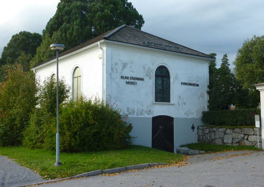 Det gamla gravkapellet uppfördes 1892. Handikapp-anpassningen av entrén mot norr (syns ej på bilden som är tagen från sydost) är den största förändringen av exteriören. Även tak-avvattningen är sentida. Sedan1992 används byggnaden som kyrkomuseum för konskyrkliga inventarier.