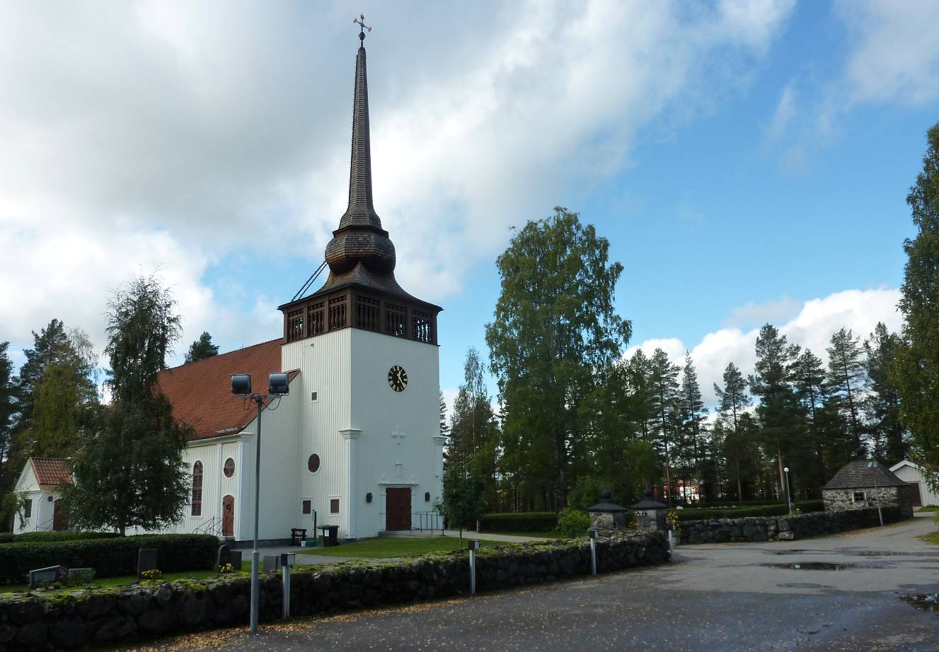 Hela kyrkomiljön är gestaltad av arkitekten Knut Nordenskjöld och därför väl sammanhållen; allt från kyrkan med dess inredning till kyrkogården, bogårdsmuren med grindstolpar, bisättningshuset och rent av enskilda gravvårdar. Det utgör stiftets mest kompletta exempel på Nordenskjölds lite enklare landsortskyrkor. Genom att allt är så välbevarat är det också länets bästa exempel på 1920-talets träkyrkor i tillbakablickande blandstil med inslag av 1920-talsklassicism, barock och nationalromantik. Det nationalromantiska bisättningshuset och bogårdsmuren har släktskap med tornavslutningen och utgör betydelsefulla inslag i miljön. 