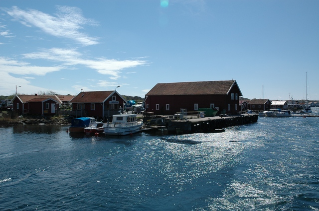 Sibirien ligger i en miljö med bryggor, båtar och sjöbodar