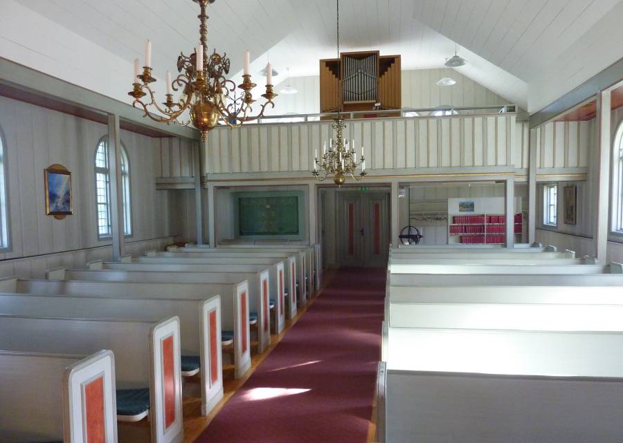 Vid renoveringen 1990 tillkom brudkammare och kapprum längst bak i kyrkaBänkrader togs bort längst fram för att rymma en kör-plats och längst bak för ett kyrktorg. Det senare skyms bakom en psalmbokshylla och stör inte nämnvärt. På andra sidan mittgången hänger kyrkans tidigare antependier som byts efter aktuell liturgisk färg (vid fototrefaldighetstid). Ljus-kronorna i mittgången är troligtvis det enda som är kvar i interiören från det ursprungliga 1930-tals-kapellet. Övriga armaturer är från 1990.