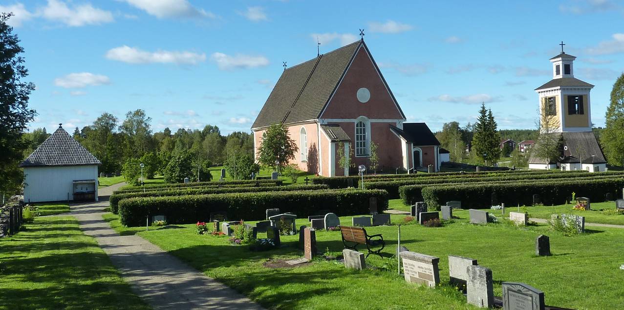 Invändigt är 1800-talet det århundrade som det finns kvar minst tydliga årsringar från, men i den yttre kyrkomiljön representeras det av både gravkapellet från 1895 och klockstapeln från 1816, samt en del gravvårdar. Den äldsta delen av kyrkogården ligger närmast öster och söder om kyrkan. Det äldsta gravskicket att begrava folk under golvet inne i kyrkan upphörde troligen i samband med restaureringen på 1750-talet, men i alla fall som allra senast på 1780-talet när detta gravskick förbjöds. Kyrkogården har utvidgats vid flera tillfällen, först österut, sedan söderut i omgångar, och de olika delarna av kyrkogården har olika karaktärer. Delen närmast öster om kyrkan präglas av en mångfald ofta högresta och påkostade gravmonument från 1800-talet och början av 1900-talet bakom räta rader av höga och täta rygghäckar av häggmispel.