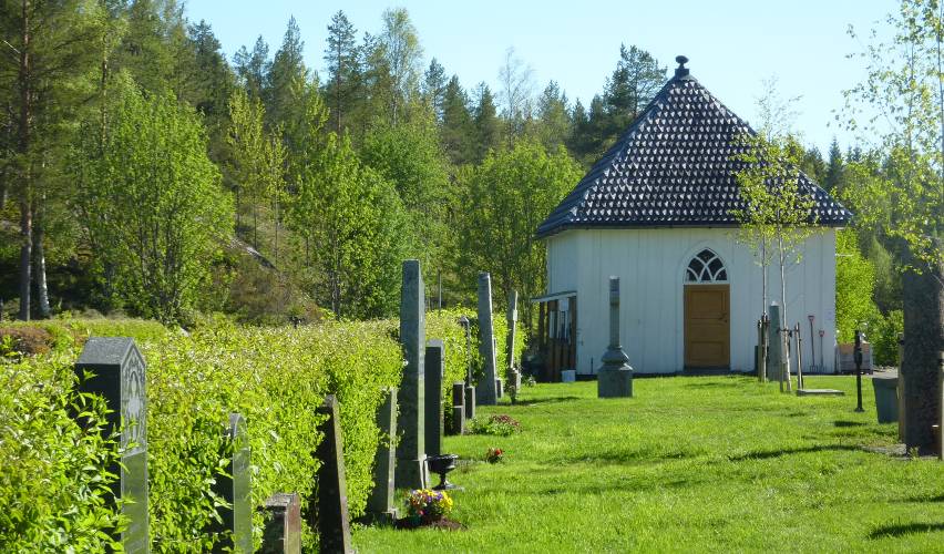 Gravstenarna är disponerade med rygghäckar närmast öster omkyrkan. Det välbevarade
gravkapellet är troligen från 1885 och ersatte en äldre likbod.