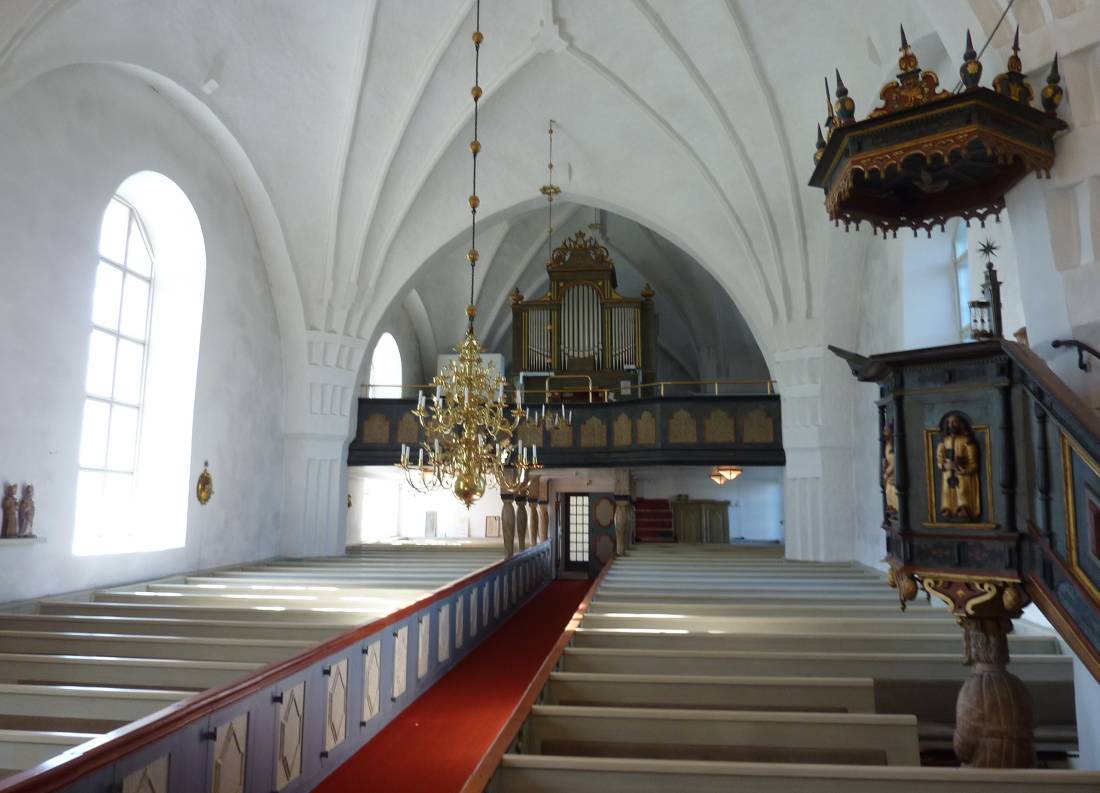 Vid den omfattande restaureringen på 1750-talet förstorades och tillkom fler fönster. Sannolikt kalkades även medeltida kalkmålningar över när kyrkan kalkslogs invändigt 1730. Kyrkan blev därmed i tidens anda betydligt ljusare. Läktaren kan ha tillkommit i början av 1700-talet. Predikstolen i barockstil skänktes till kyrkan 1658, men den helige Kristofer som bär upp predikstolen är sannolikt medeltida och kommer från en äldre predikstol. Orgelfasaden är från 1902, men orgelverket är från 1971.