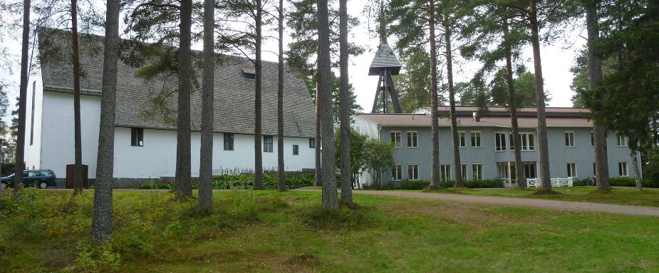 Kyrkan och klockbocken från 1957 är ritade av Ivar Teng-bom. Kyrkan har medeltida former men också modernistiska drag. Församlingshems-tillbyggnaden från 1990 tar genom sin storlek fokus från kyrkan.