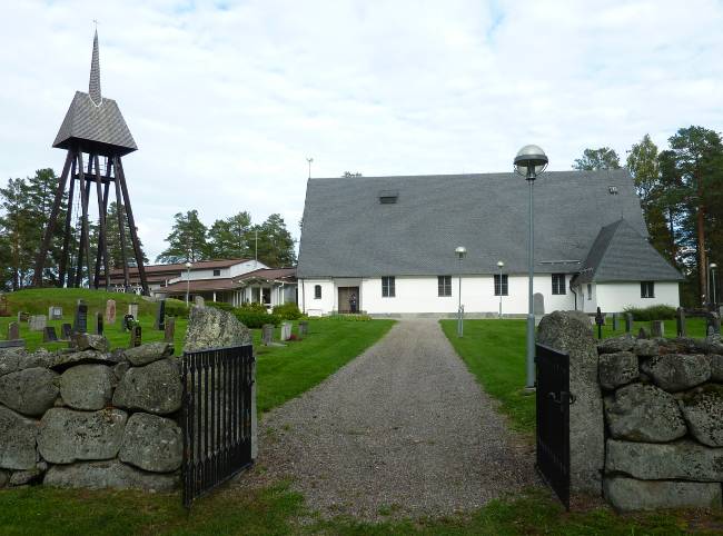 Den karaktärsfulla bogårdsmuren tillkom 1932 och har en öppning i sydväst mot den gamla vägen, samt en öppning i nordväst där infarten finns sedan 1957.