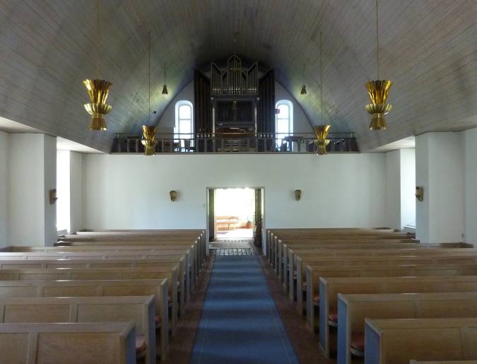Orgelläktaren är belägen rakt ovanför vapenhuset och skjuter därför inte alls ut i kyrkorummet. Orgeln från Grönlunds är från 1960.