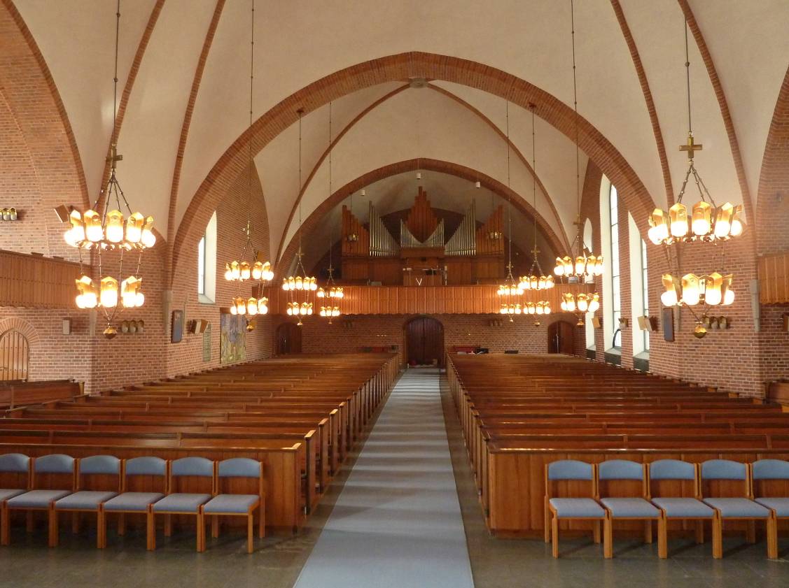 Kyrkan har många traditionella drag, men modernismen kommer fint till uttryck i armaturerna, som båda är betydelsefulla delar av kyrkans helhet.