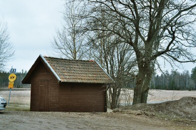 Ekonomibyggnad väster om Fågelö kyrkogård. Neg.nr 04/367:22.jpg