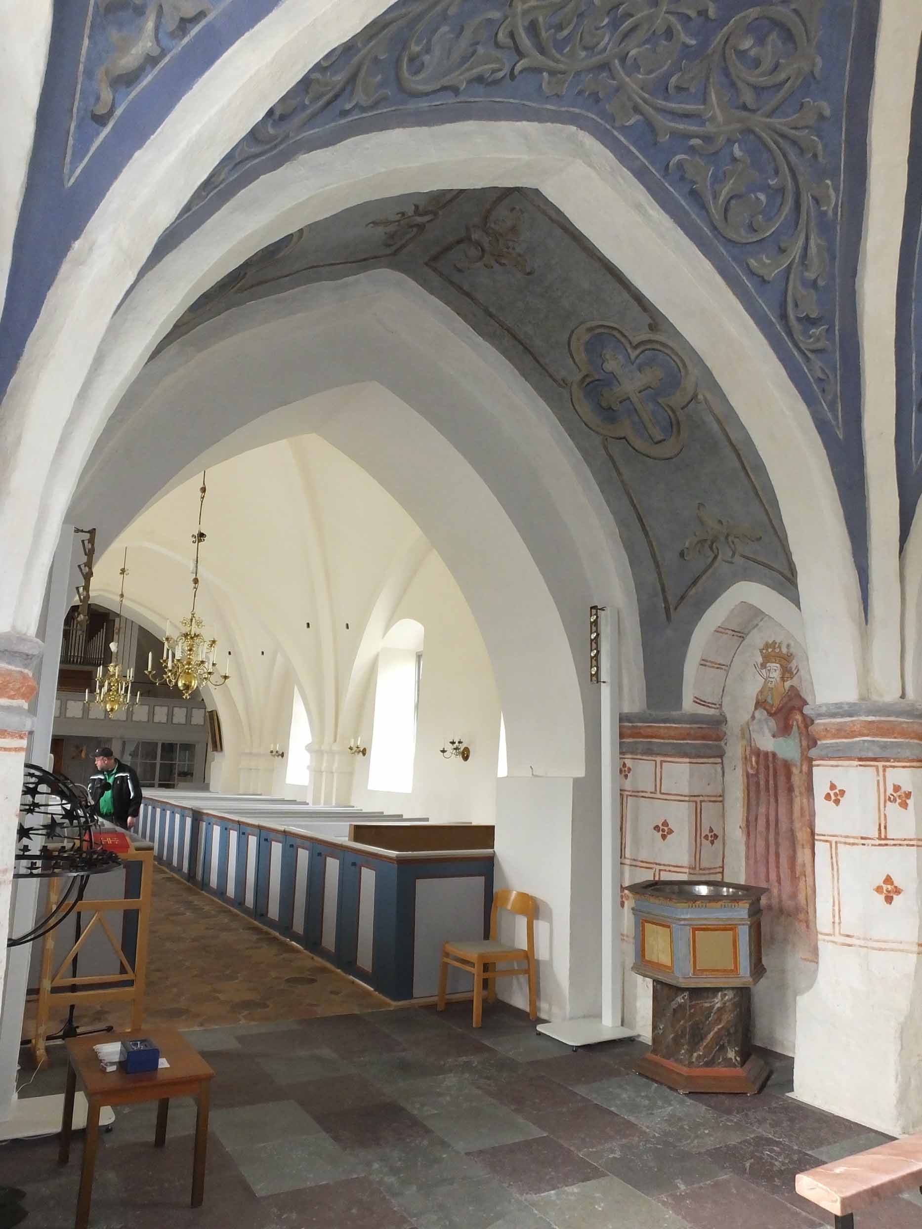 Hässlunda kyrka, triumfbågens tunnelvalv