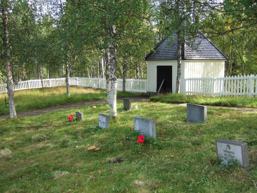 Den lilla begravningsplatsen har en tydlig fjällkaraktär med småkuperad mark, fjällbjörkar och ängs- eller skogsmarksvegetation. Det vita trästaketet och likboden är betydelsefulla för dess karaktär och bidrar till kyrkomiljöns sakrala prägel. Gravstenarna är ljusa och tämligen sentida. Idag sker en begravning omkring vart femte år. Endast urnbegravningar är tillåtna p.g.a. de besvärliga transporterna.