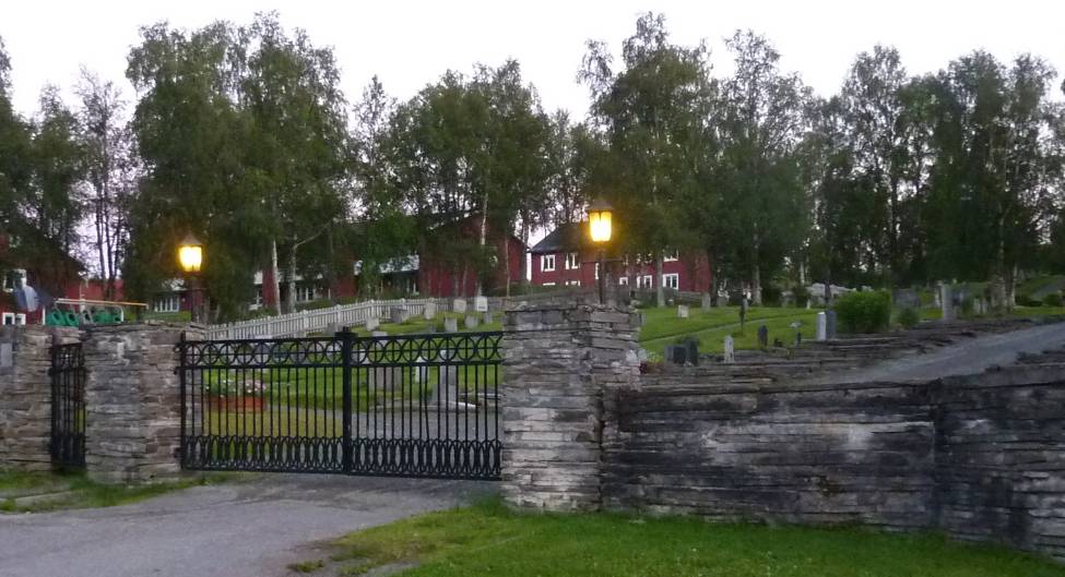 Andra betydelsefulla exponenter för kyrkogårdens gedigna och fjällnära karaktär är skifferstensmuren mot norr med portstolpar av skiffer och svartmålat järnstaket, liksom de knotiga fjällbjörkarna.