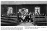 Missionsmöte i Svanviks Missionshus på 1890-talet. Ingången var då mitt på södra långväggen men ﬂyttades omkring 1930 till östra gaveln för att senare ﬂyttas till västra gaveln.
