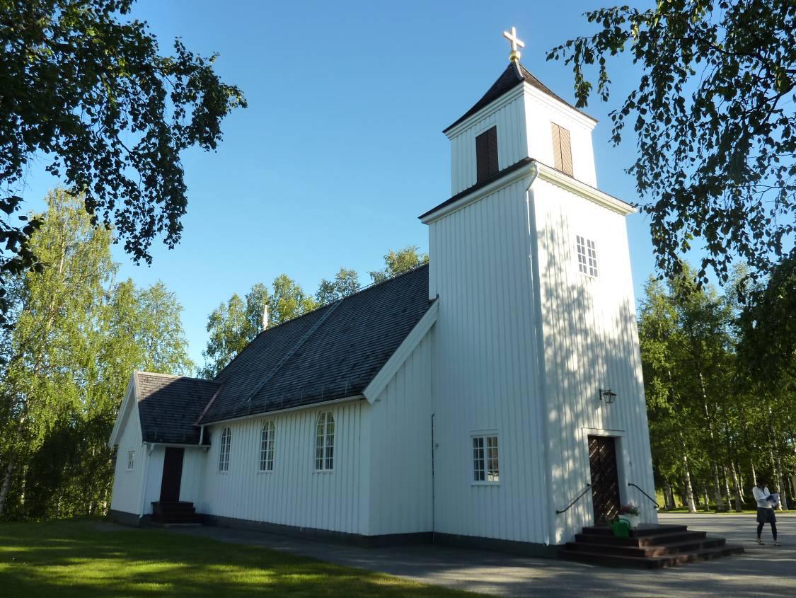 Successiva utbyggnader och ändringar har reducerat byggnadens kulturhistoriska värden. Sedan tornet och sakristian tillkom och färgsättningen ändrades domineras karaktären idag av klassicism. Ytterdörren i huvudentrén samt i sakristian till höger är bytta 1975, men med liknande utformning som de gamla kyrkportarna.