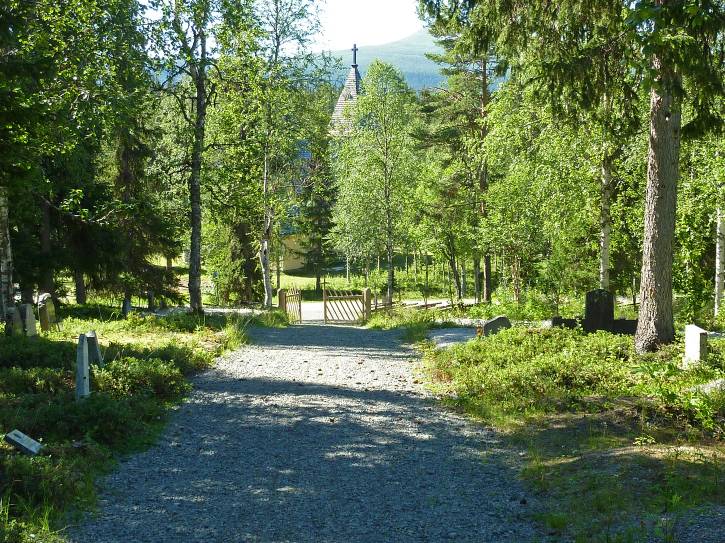 I backen ovanför (nordost) om kapellet ligger begravningsplatsen från 1929. Den omges av en trägärdesgård. Den äldsta delen är en skogskyrkogård med naturligt växande träd och skogsmarksvegetation. Här finns flera grusgravar, en del terrasserade, alla utan omfattning.