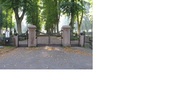 Kyrkogårdens ingång i norr har gjutjärnsgrindar.
Dubbelgrindarna i mitten blev påkörda 1987 och
ersattes med kopior från Gamleby Gjuteri AB.
(KI Södra kyrkog 483)