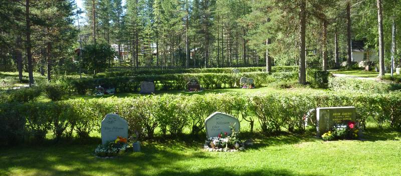 Kyrkogården utvidgades under 1980-talet. I den nya delen finns naturvuxna tallar och planterade rygghäckar av fjäderkaragan.