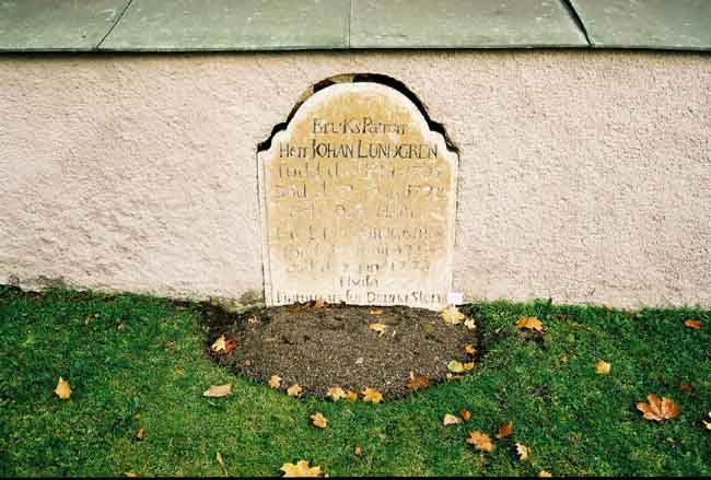 Filipstads kyrka från s, inmurad häll i östra korsarmens södra sockel.