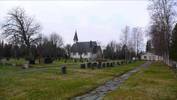 Norra delen av kyrkogården utvidgades 1940. En gång anlades med skiffer, men i övrigt förekommer mest grusgångar.