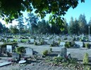 Den äldsta delen av begravningsplatsen har ett av länets största bevarade områden med grusgravar, omgärdade med låga klippta måbärshäckar.