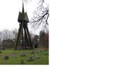 Klockstapeln står på den södra delen av kyrkogården
(KI Hagby kyrkog 098)