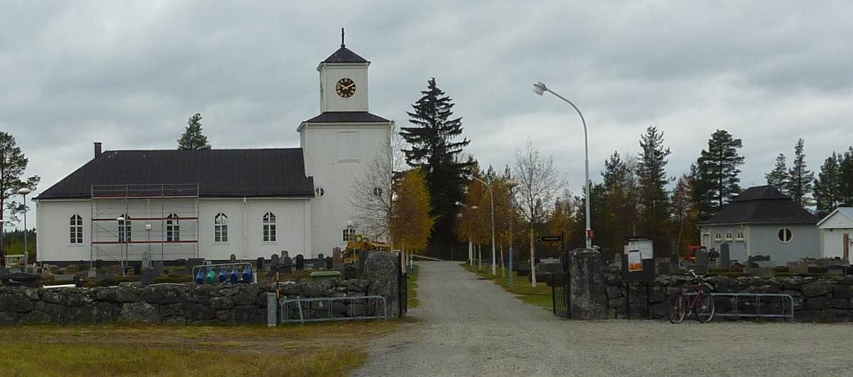 Kyrkogården avgränsas i öster av en stenmur från ca 1900 och i väster av ett vitmålat trästaket. Norr om kyrkan ligger det ljusblåmålade begravningskapellet. Kyrkan är i det närmaste oförändrad sedan 1926 och präglas av klassicismens rena enkelhet.