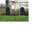 Vårdarna över kyrkoherden i Mortorp 1889-1904, Frans
Johan Aulén d 1904 och makan, till höger, d. 1891. Två av
kyrkogårdens äldsta vårdar.
(KI Mortorps kyrkog 084)

I bakgrunden syns klockstapeln
