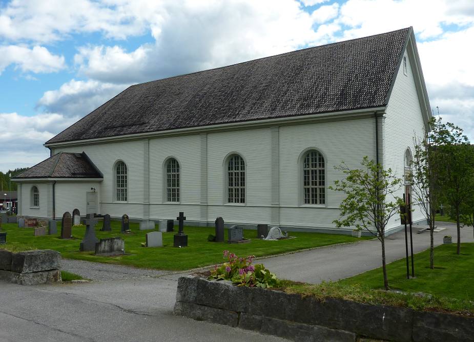 Kyrkan är uppförd i nyklassicistisk stil, men saknar västtorn. Som bilden längst upp visar är östgaveln valmad och västgaveln rak eftersom komplettering med ett torn länge planerades. Av ekonomiska skäl blev det aldrig så och istället byggdes en fristående klockstapel, som är en av stiftets mycket få klockstaplar från denna tid, när byggnadsförordningarna påbjöd västtorn istället för klockstaplar. Stapeln är uppförd 1843 efter ritningar av komministern J.A. Linder i Umeå. Det branta, tornlösa och brädspånklädda taket ger kyrkan nästan en medeltida karaktär. Sakristian är utbyggd i nordost. Huvudentrén i väster är mycket anspråkslös.