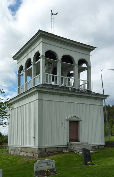 En fristående klockstapel, som är en av stiftets mycket få klockstaplar från denna tid, när byggnadsförordningarna påbjöd västtorn istället för klockstaplar.