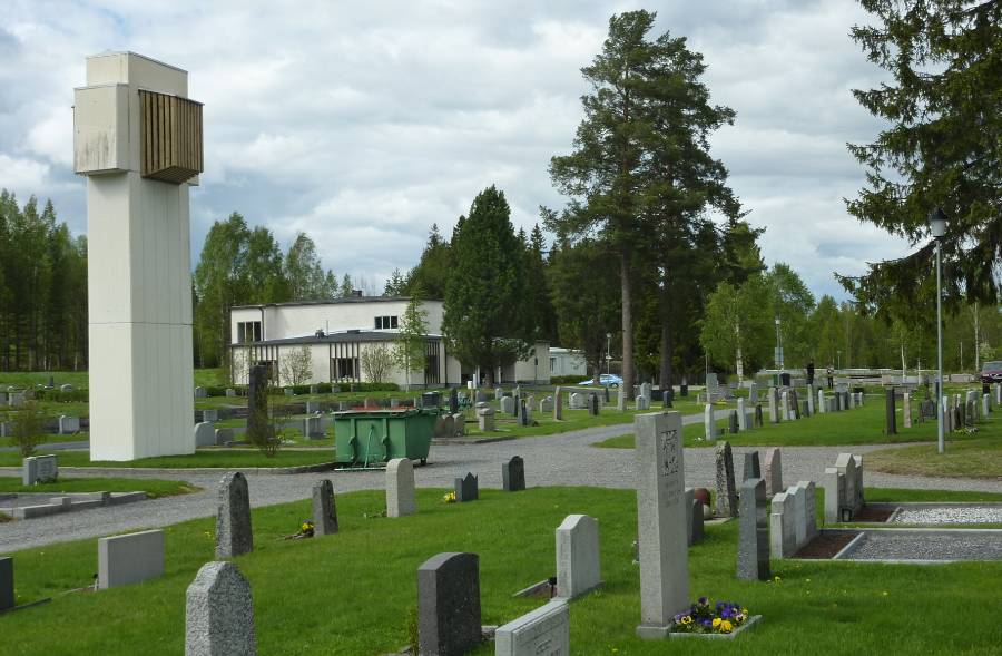 Den monumentala och utpräglat modernistiska klockstapeln från 1972 dominerar genom sin framträdande placering den betydligt äldre kyrkogården.