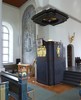 Carl Fagerbergs förgyllda skulpturer kontrasterar mot den mörka predikstolen. Kanske finns det en evangelisk symbolik i den sakramentala kalkstens-inredningens orubbliga tyngd i denna kyrka som är byggd på hälleberget.