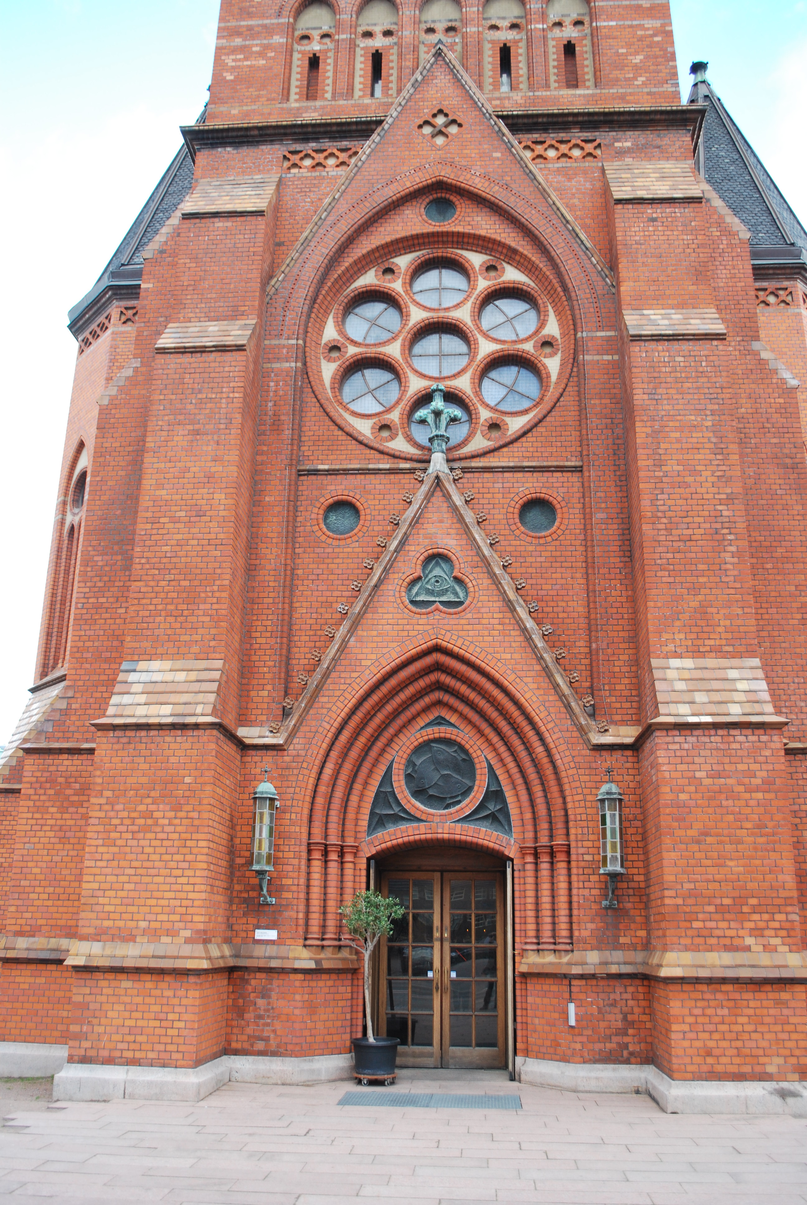 Gustav Adolfs kyrka, Helsingborg, fasad mot väster, huvudentré