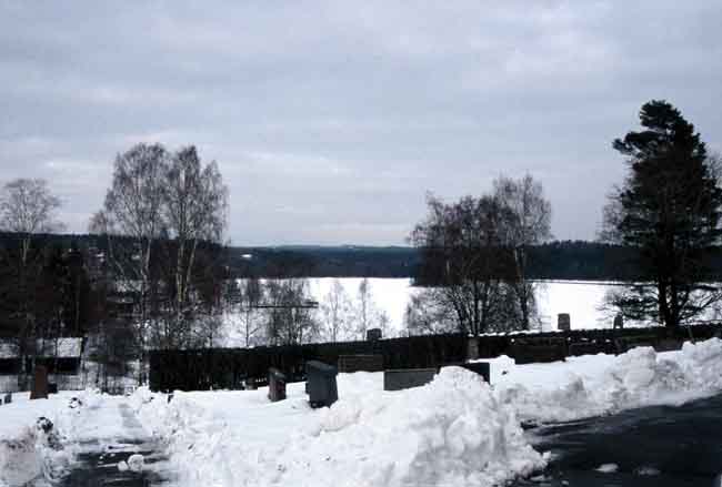 Utsikt från kyrkogården ut över Värmeln.