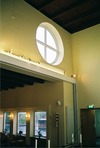 Uppståndelsens kapell, interiört, fönster i vägg mellan förhöjt kor och kyrkorum.