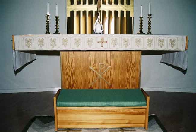 Råtorpskyrkan, interiört, altare.