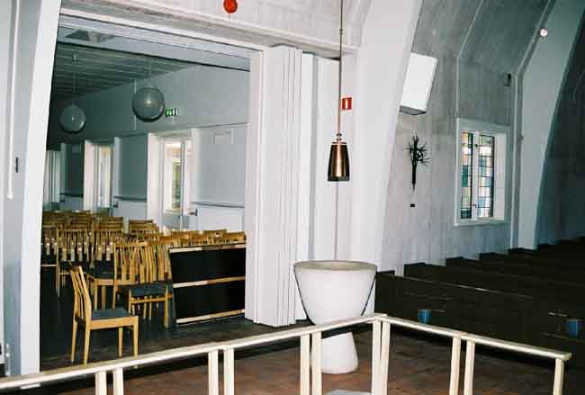 Norrstrandskyrkan, interiört, dopfunten i koret och del av angränsande församlingssal.