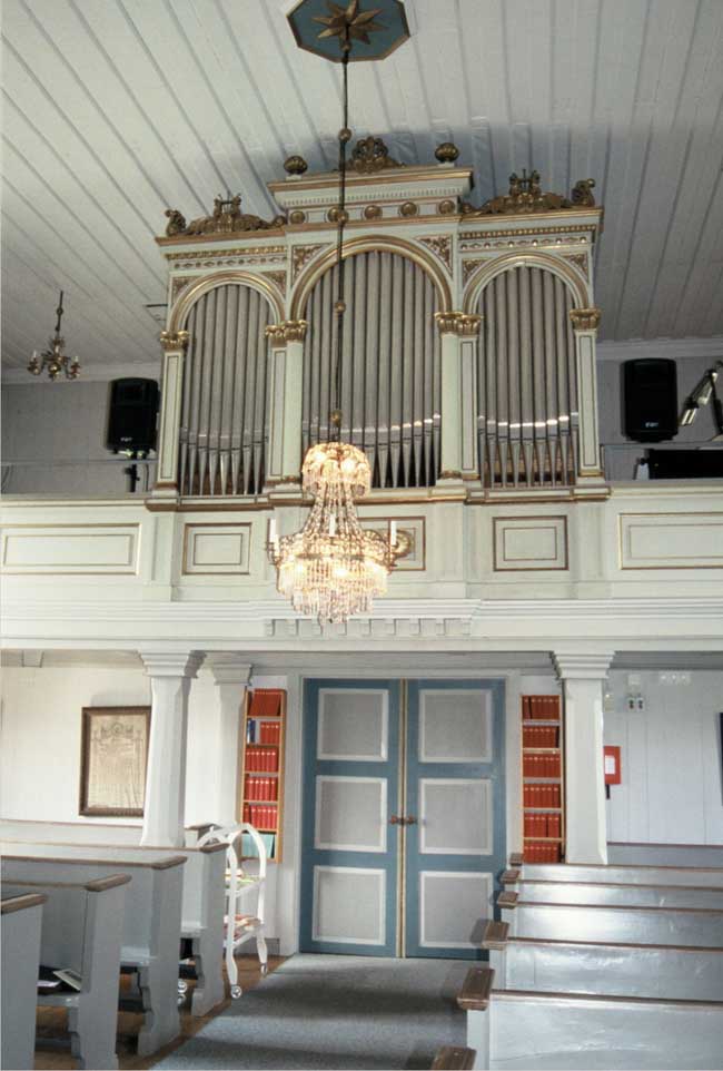 Läktare med orgelfasad från 1880-talet.