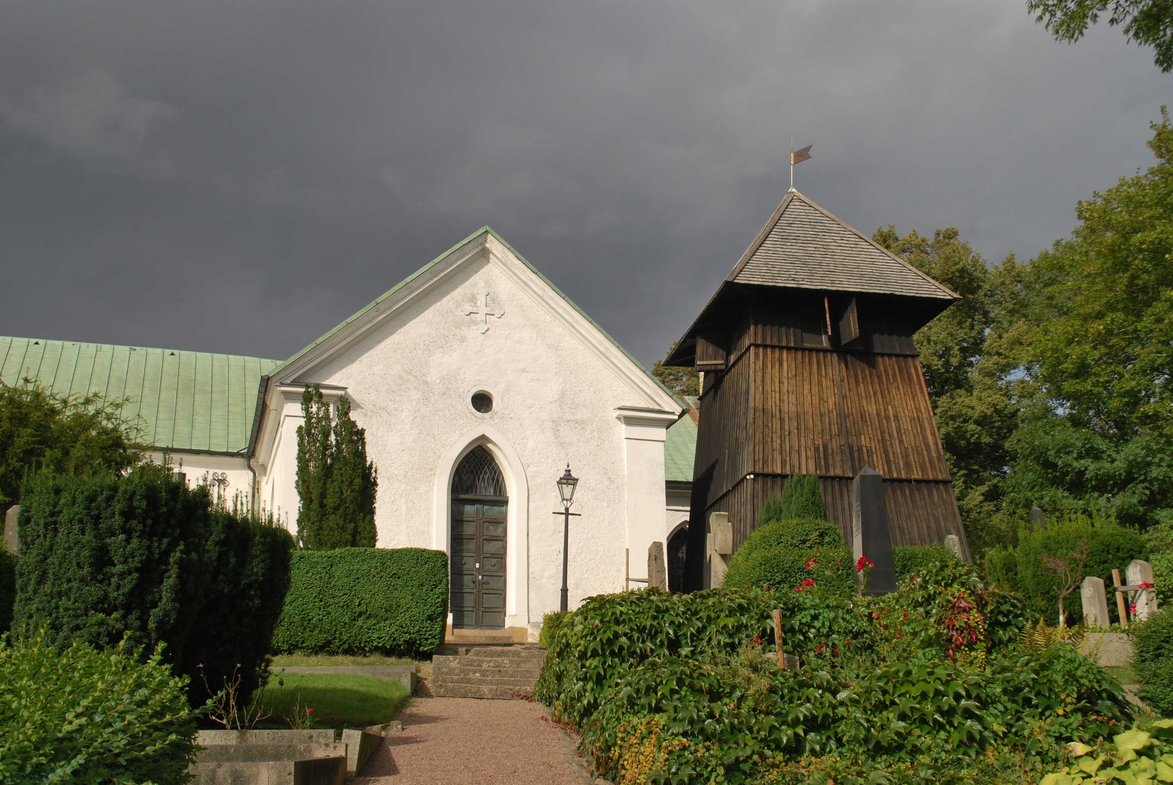 Raus kyrka med klocstapel