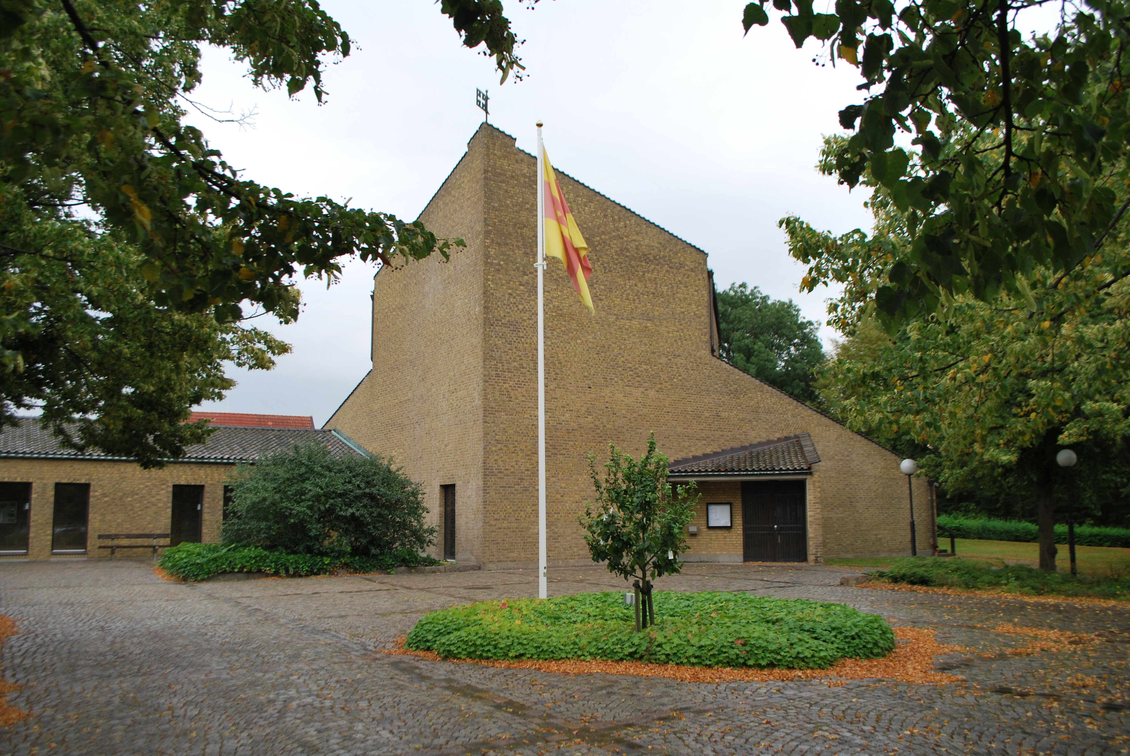 Elinebergskyrkan, Raus församling, kyrkan mot väster och entré